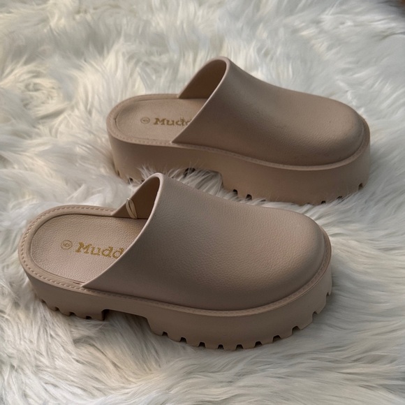 Mudd Shoes - NWOT Mudd Women's Tan Slip-On Clogs